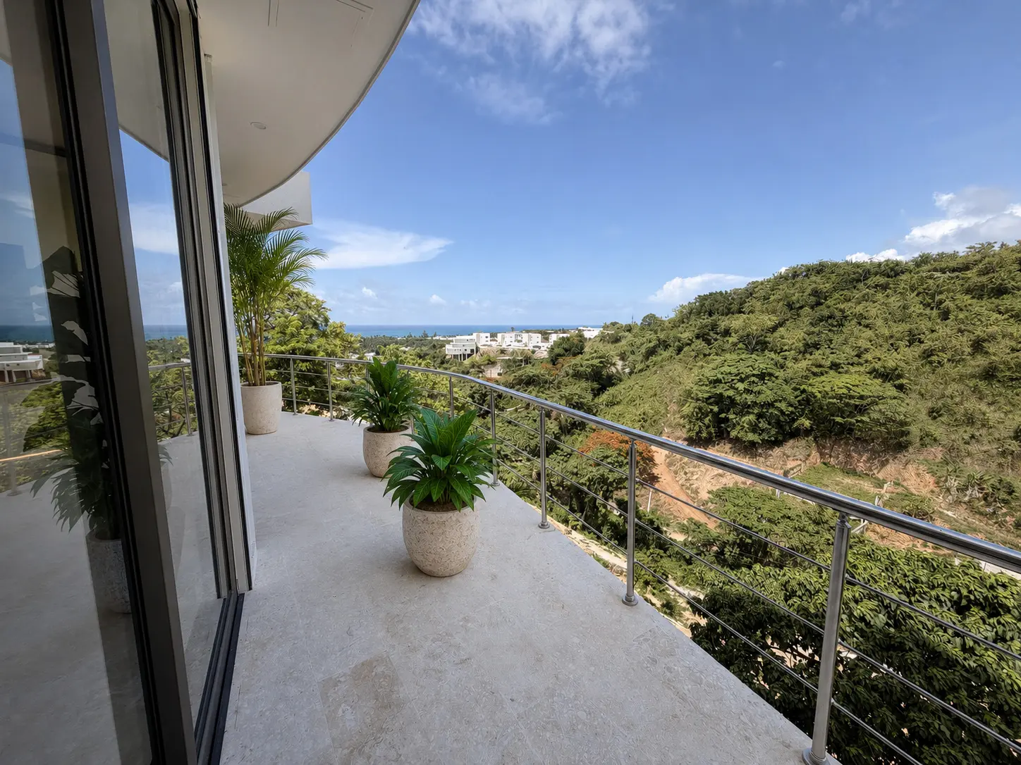 Balcon panoramique privé avec vue mer et collines