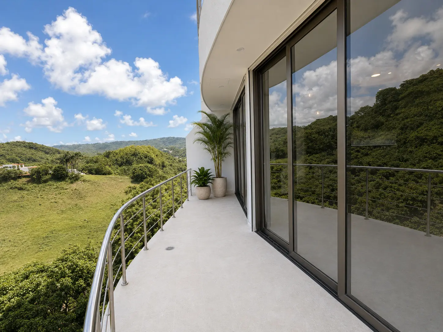 Balcon panoramique privé avec vue mer et collines